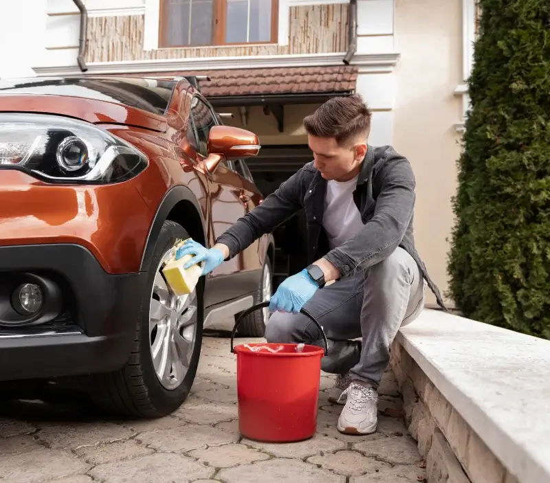 Lavage auto à domicile Menneval : professionnel intervenant sur un véhicule